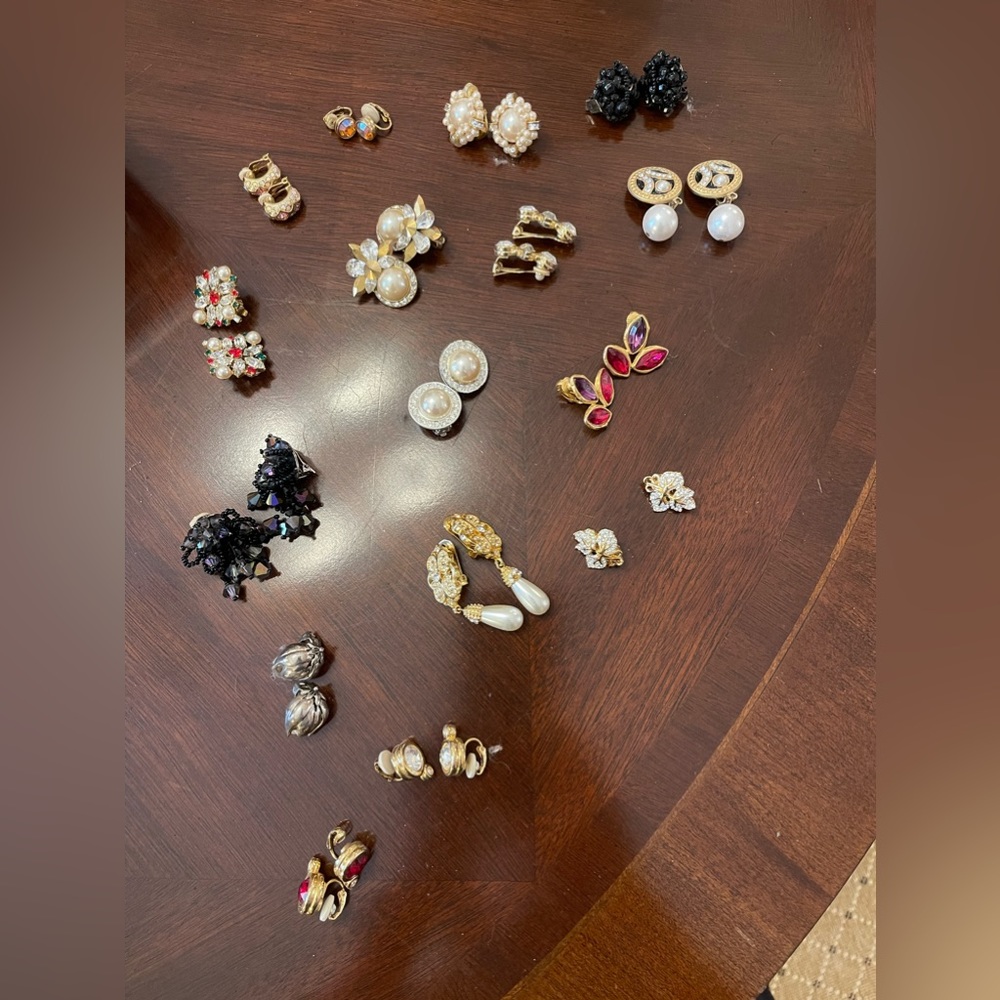 Lot of Clip-on earrings. 16 pairs.